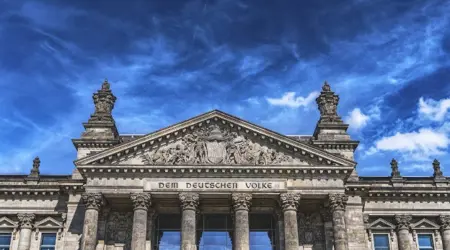 Een foto van een duits overheidsgebouw met een blauwe lucht.