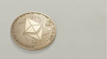 Ethereum Coin Op Licht Grijze Achtergrond.