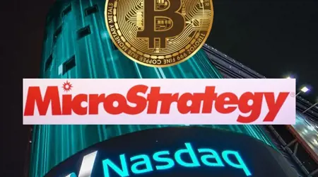 Het Nasdaq met daarop de logo van Microstrategy een een Bitcoin symbool
