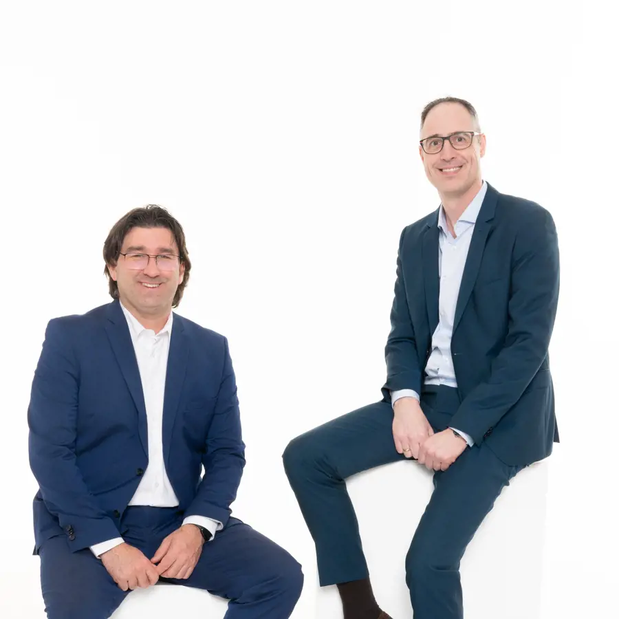 Een foto van John-Paul Straver en Dominique Verweij waar ze naast elkaar zitten op verschillende hoogtes.